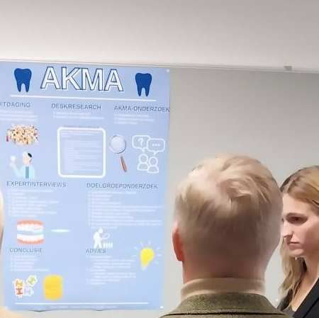 Groep mensen, waaronder studenten, kijkt naar presentatieposters