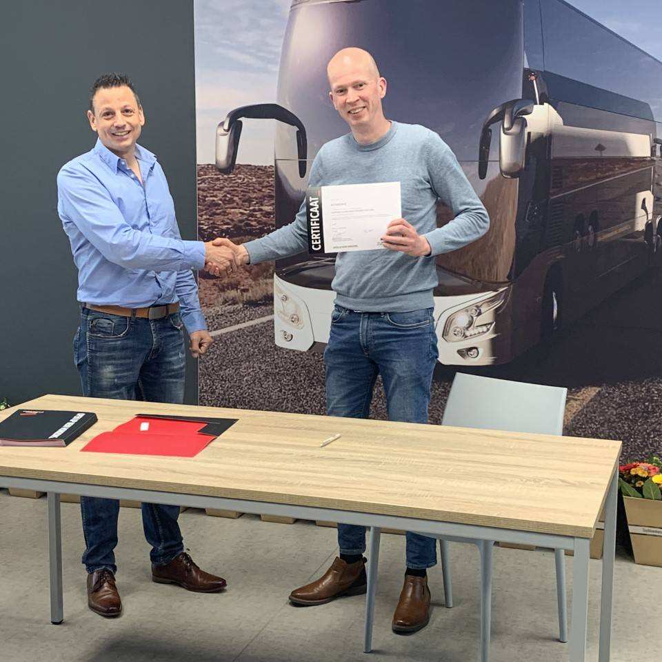 Foto van de certificaat uitreiking op 22 maart 2023 bij VDL Bus & Coach in Valkenswaard. Dit was afsluiting van een 10-daags training op maat voor VDL op het gebied van Elektronica in Elektrische en Hybride voertuigen.