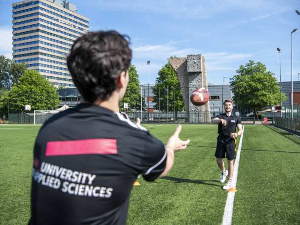 sport sportkunde en alo studenten en docenten op sportveld en gymzaal