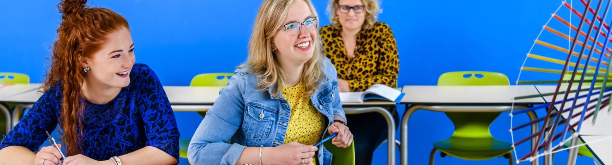 Close-upfoto van drie Wiskunde studenten die kijken naar een wiskundig model. 