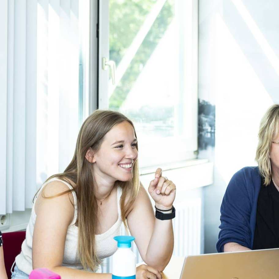 Master Social Work studenten en docent kijken toe