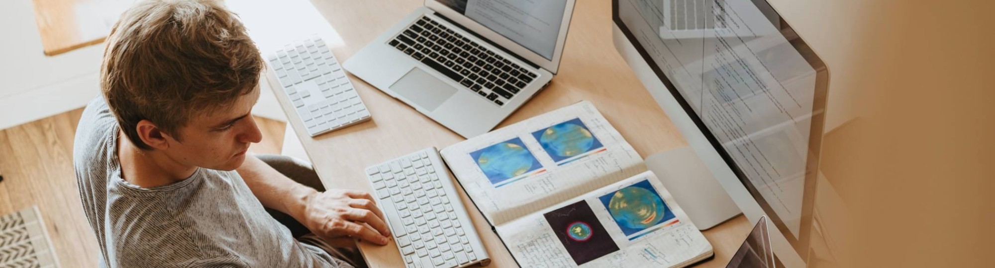 man met computer en laptops