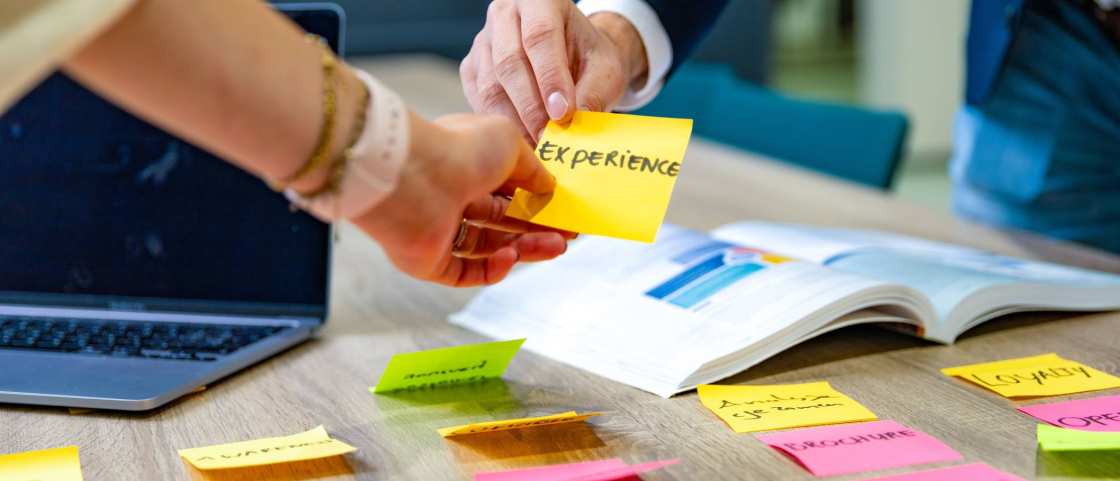 Studenten van de bachelor Commerciële Economie deeltijd, duaal in gesprek en samenwerken. 