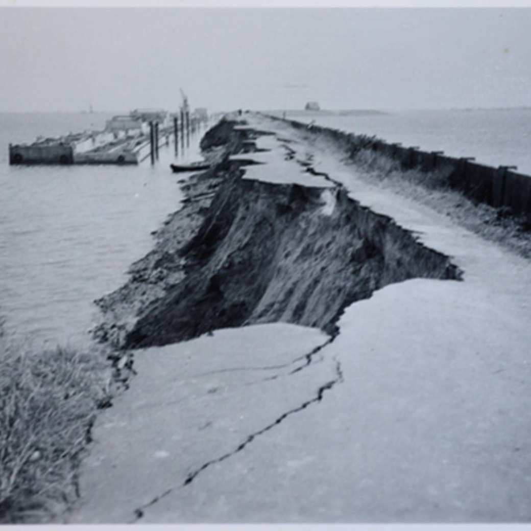 zwartwit archieffoto van een dijkverschuiving in Zeeland