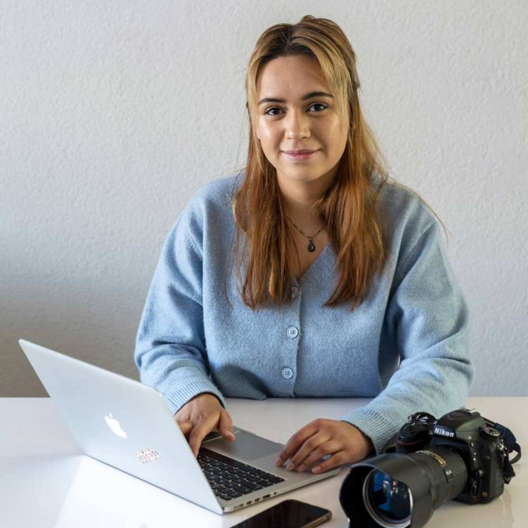 Interview met student HanaÃ¯ Borst, achter laptop - TechGelderland