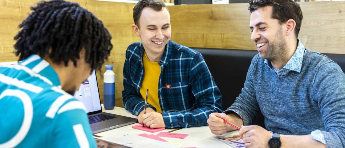 Docent en student CMD aan het werk in de c-vleugel