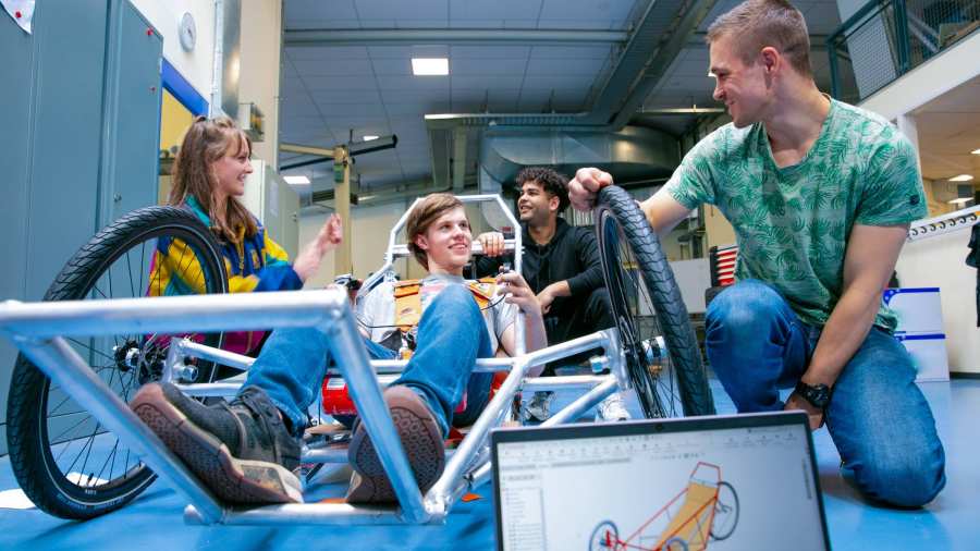 Automotive studenten werken aan vehicle eco marathon