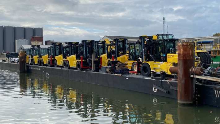 Aantal trucks van Hyster-Yale staan aan het water