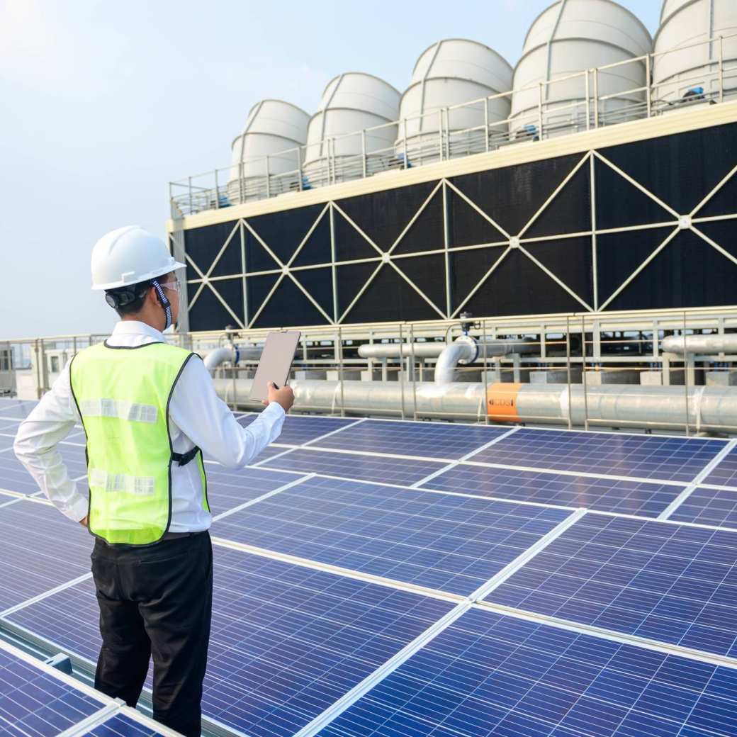 Man is geel hesje bij zonnepanelen. Bouwkunde. Open Avond.