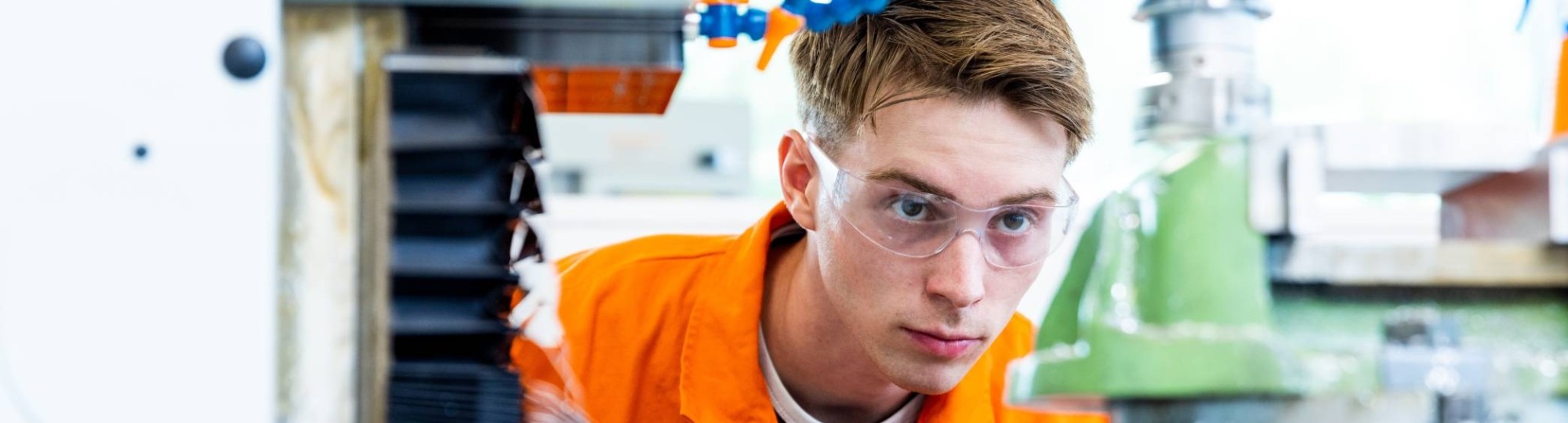 Mechanical Engineering - Werktuigbouwkunde - student behind milling machine