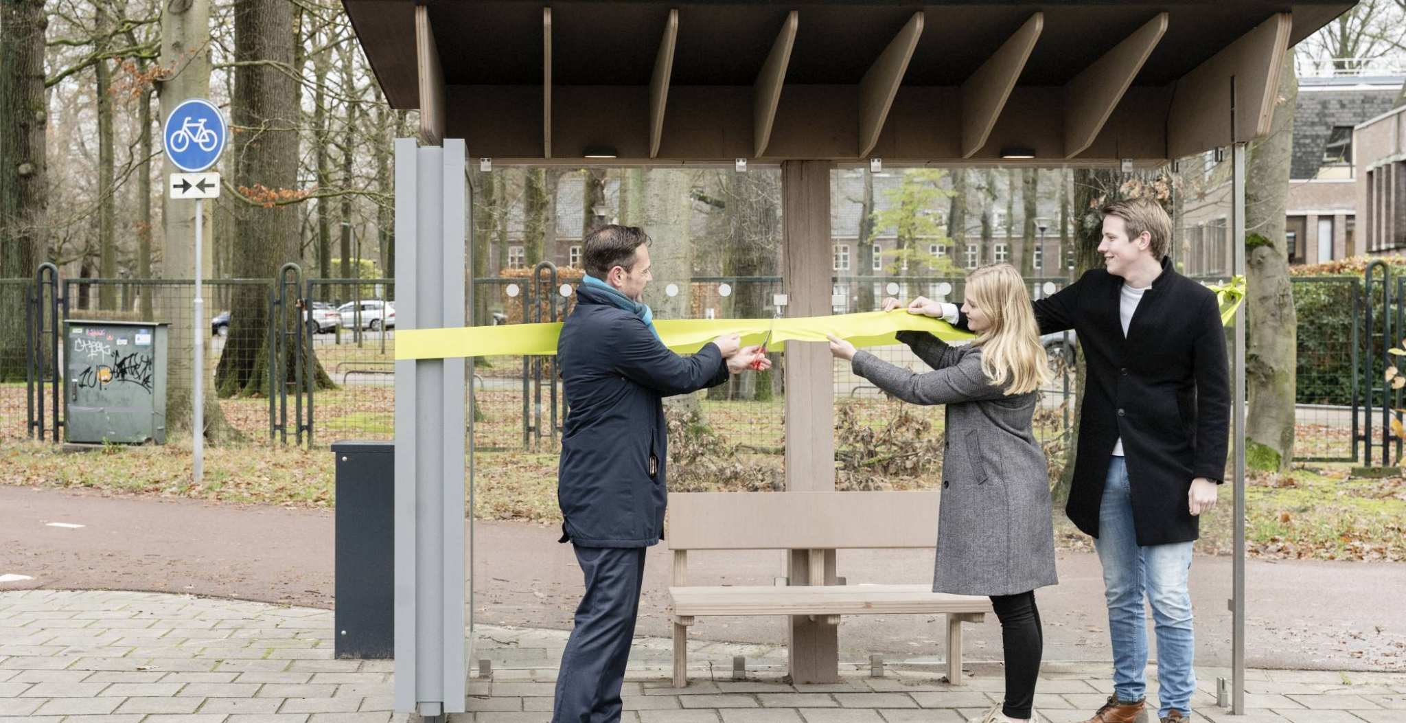 Burgemeester Potters van De Bilt opent het biobased bushokje met studenten IPO Marlies en Jesse