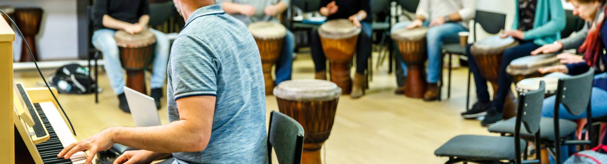 studenten trommelen docent speelt piano muziekles master vaktherapie