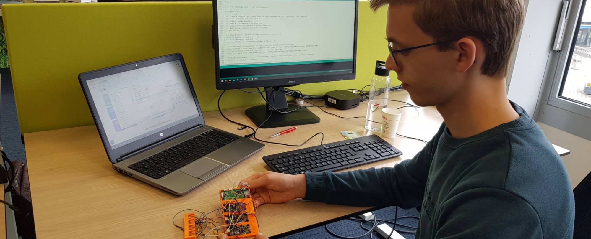 embedded systems engineering student Gert van Lagen bezig met een robot patient simulator