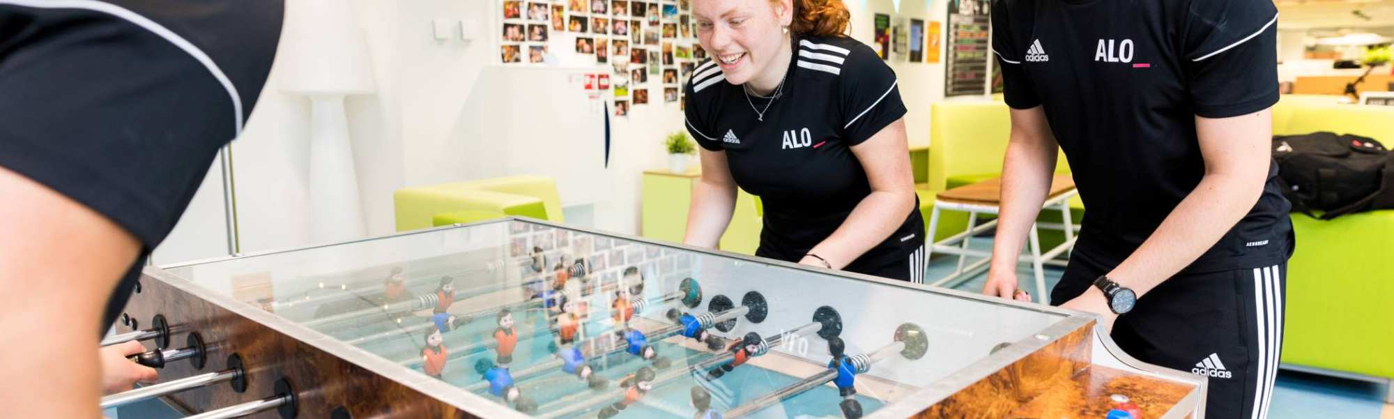 Pabo-ALO studenten spelen een potje tafelvoetbaltafel in de pauze.