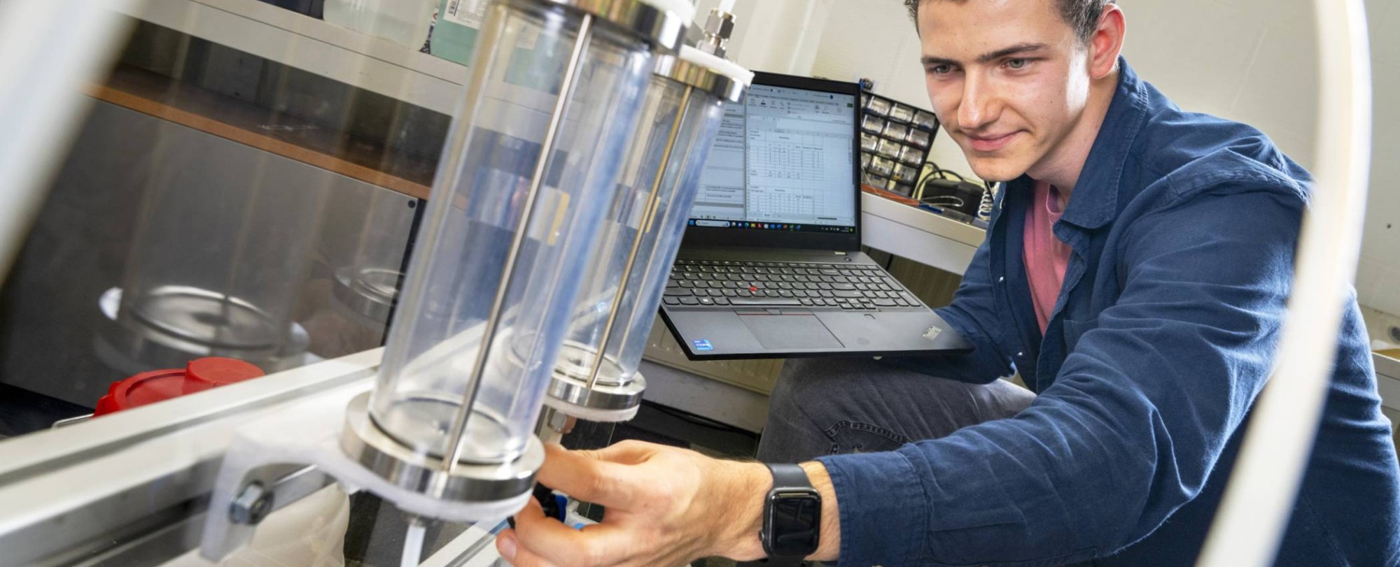 Tim Vianen, student Werktuigbouwkunde, doet onderzoek in het waterstoflab van de HAN.