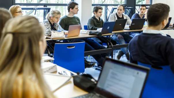 klas studenten klaslokaal lessituatie, FEM commerciele economie, accountancy